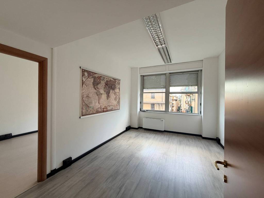 ufficio in vendita a Genova in zona Sampierdarena