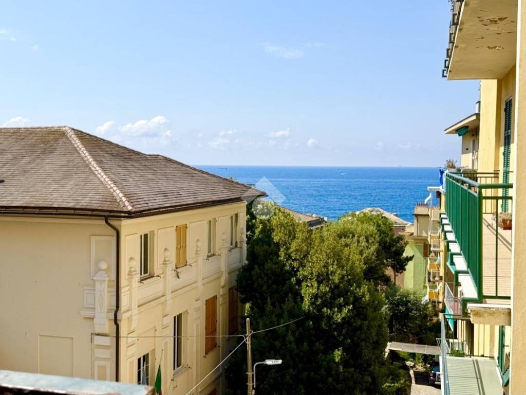 appartamento in vendita a Genova in zona Quarto dei Mille
