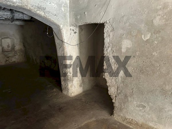 locale di sgombero in vendita a Genova in zona Sestri Ponente
