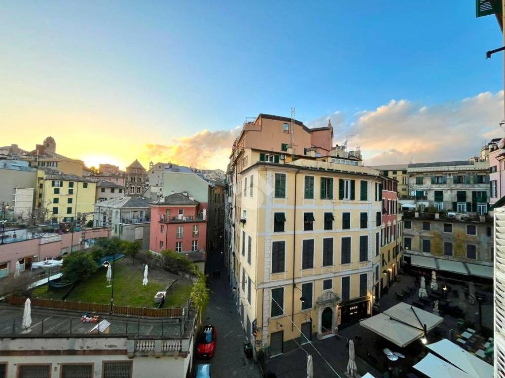 appartamento in vendita a Genova in zona Sottoripa / Maddalena / Molo