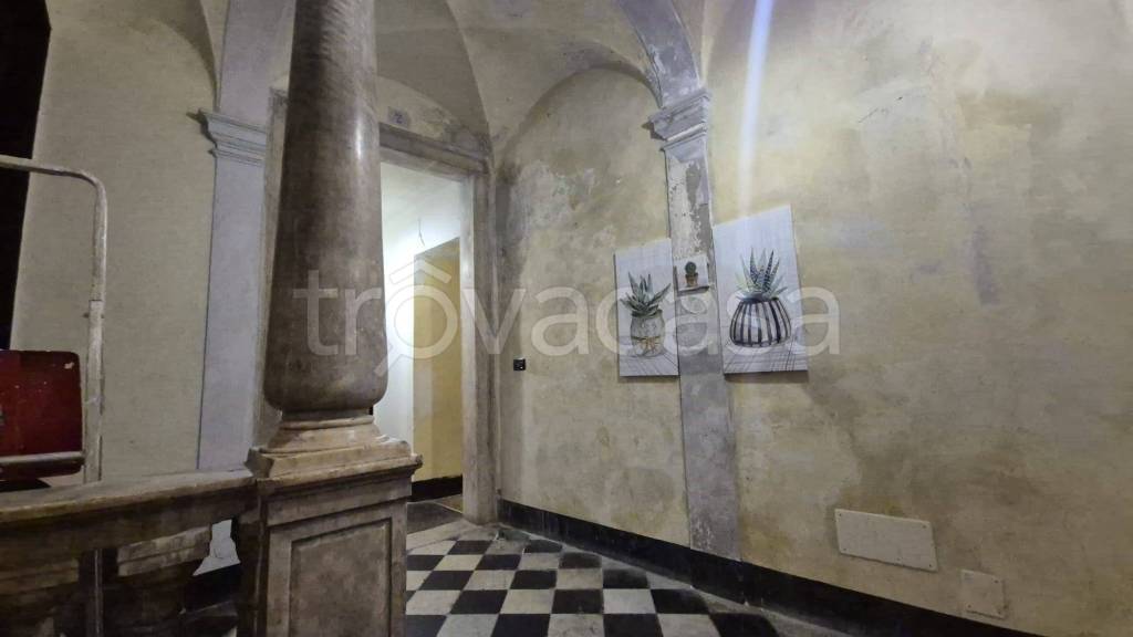 appartamento in vendita a Genova in zona Sottoripa / Maddalena / Molo