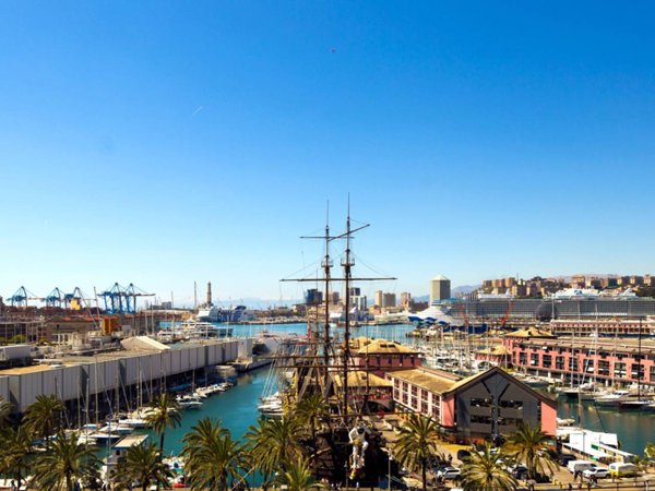 appartamento in vendita a Genova in zona Sottoripa / Maddalena / Molo
