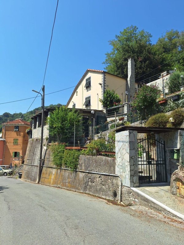 casa indipendente in vendita a Genova in zona Bolzaneto