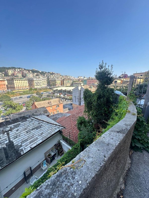 locale di sgombero in vendita a Genova in zona Marassi