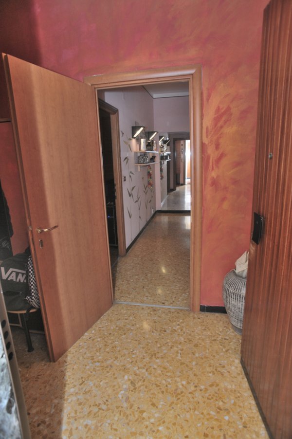 negozio in vendita a Genova in zona Sestri Ponente