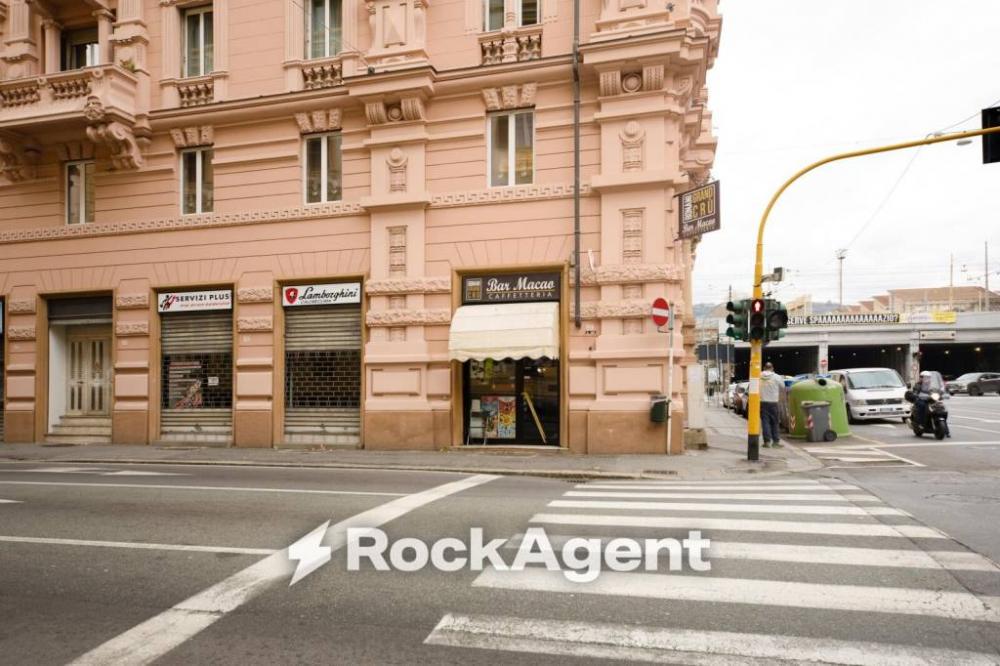 negozio in vendita a Genova in zona Foce