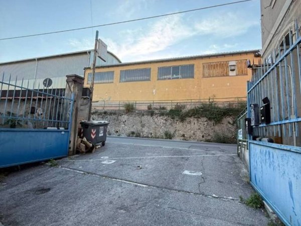 locale commerciale in vendita a Genova in zona Sestri Ponente