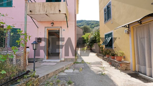 casa semindipendente in vendita a Genova in zona Molassana