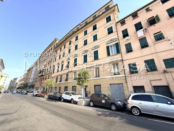 locale commerciale in vendita a Genova in zona Sampierdarena