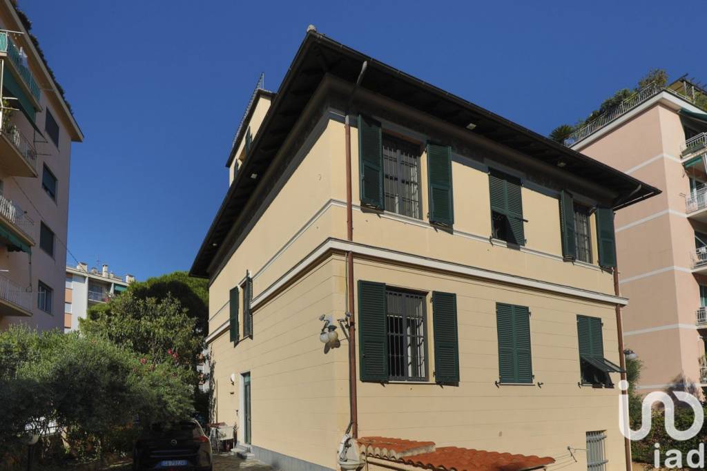 appartamento in vendita a Genova in zona Quarto dei Mille