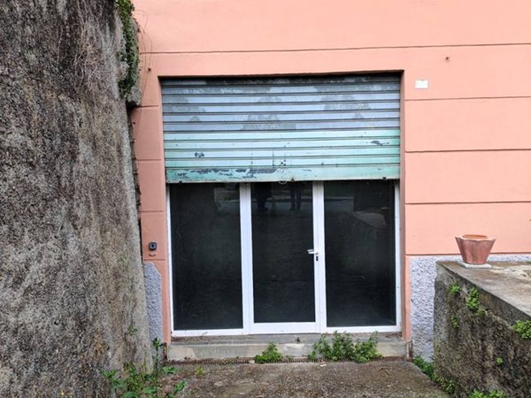 locale commerciale in vendita a Genova in zona Struppa