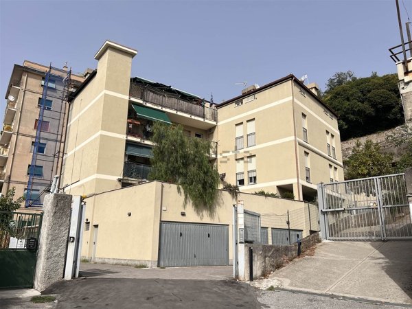 appartamento in vendita a Genova in zona Rivarolo