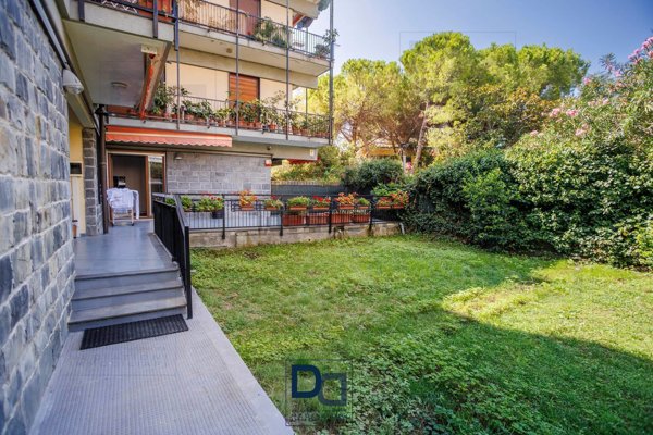 appartamento in vendita a Genova in zona Quarto dei Mille