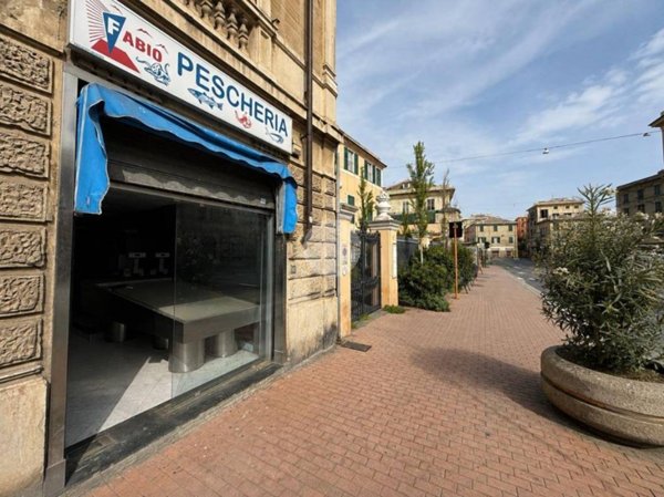 locale commerciale in vendita a Genova in zona Sestri Ponente