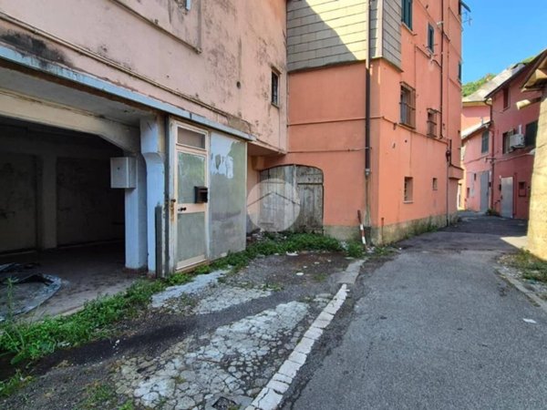 locale di sgombero in vendita a Genova in zona Staglieno