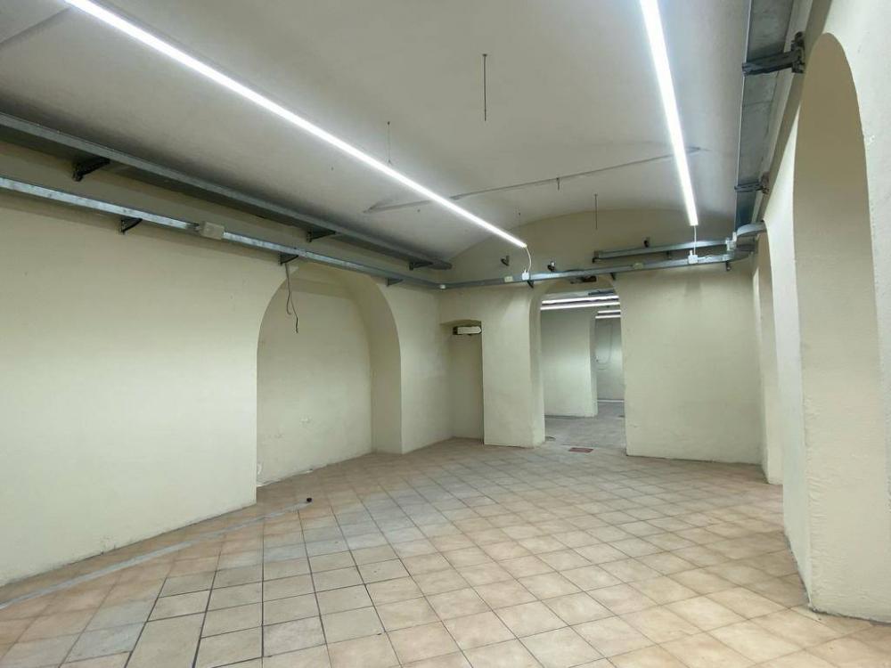 locale commerciale in vendita a Genova in zona Quezzi