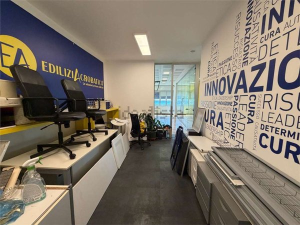 ufficio in vendita a Genova in zona Foce