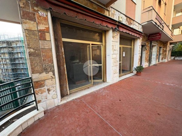 locale commerciale in vendita a Genova in zona Pegli