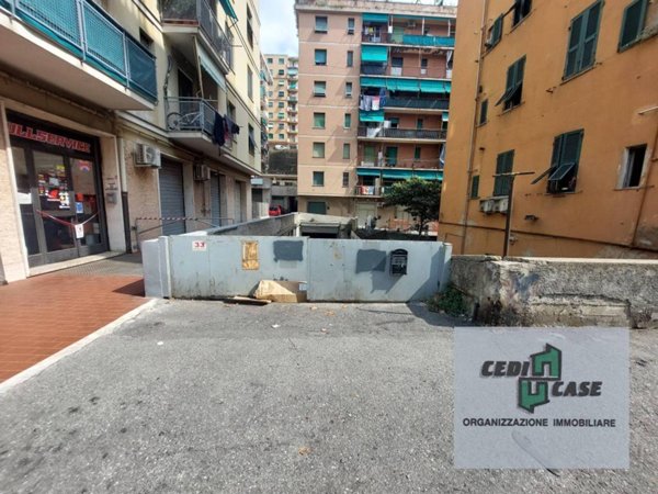 locale commerciale in vendita a Genova in zona Staglieno