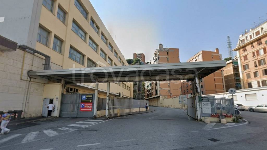 locale commerciale in vendita a Genova in zona Sampierdarena