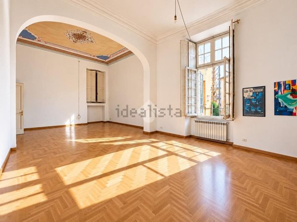 appartamento in vendita a Genova in zona Sottoripa / Maddalena / Molo