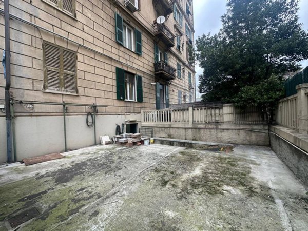 locale commerciale in vendita a Genova in zona Foce