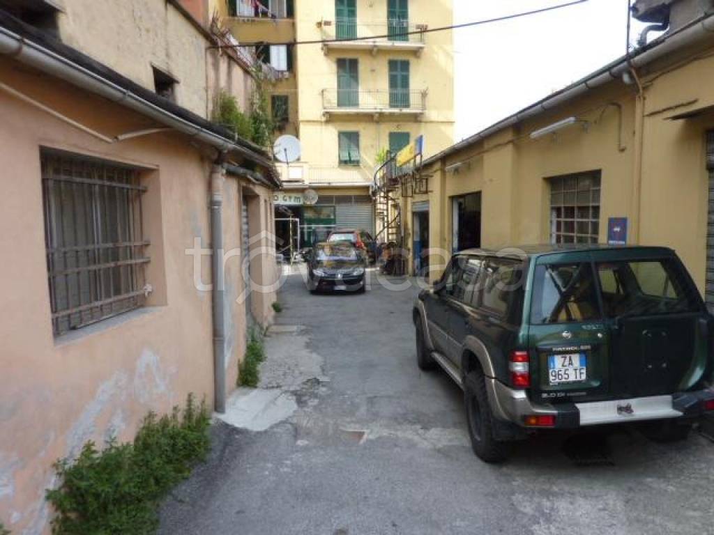 box auto in vendita a Genova in zona Rivarolo