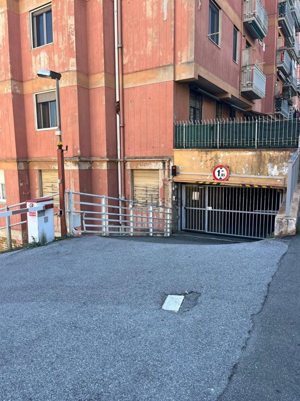 box auto in vendita a Genova in zona Sestri Ponente