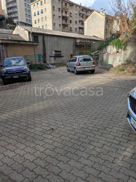 box auto in vendita a Genova in zona Sampierdarena