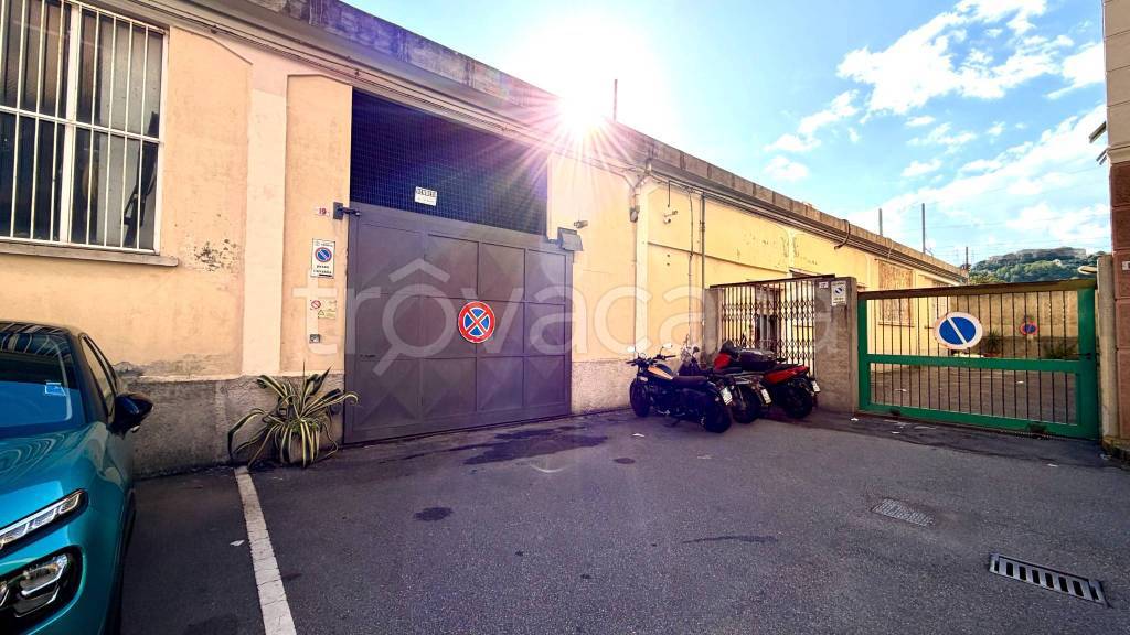 box auto in vendita a Genova in zona Sampierdarena