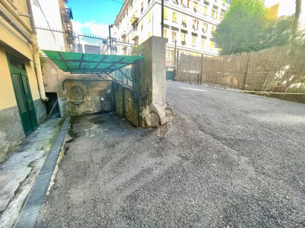 locale di sgombero in vendita a Genova in zona Foce