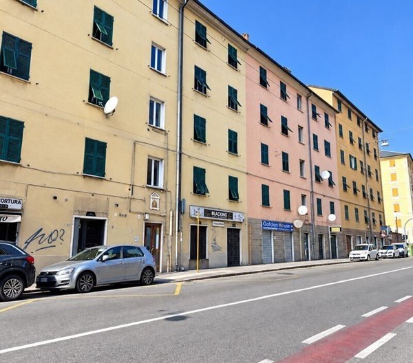 locale commerciale in vendita a Genova in zona Rivarolo