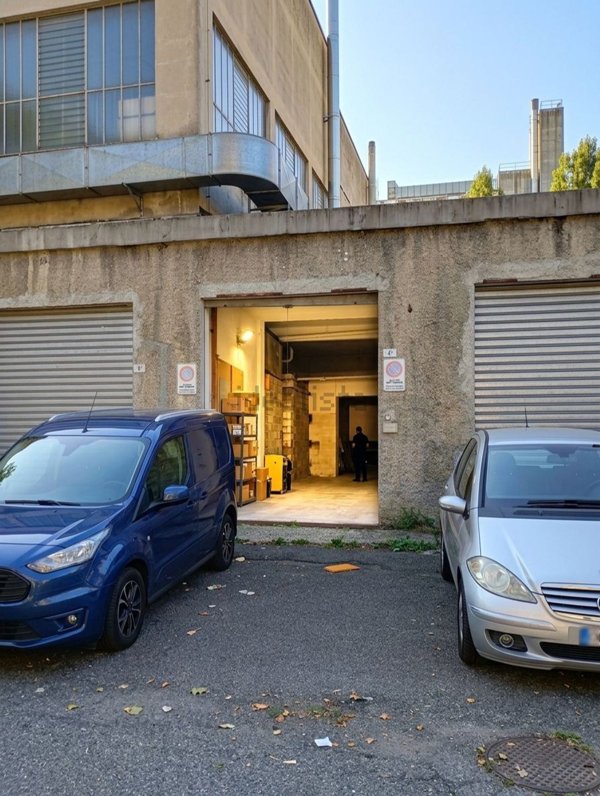 locale commerciale in vendita a Genova in zona Struppa