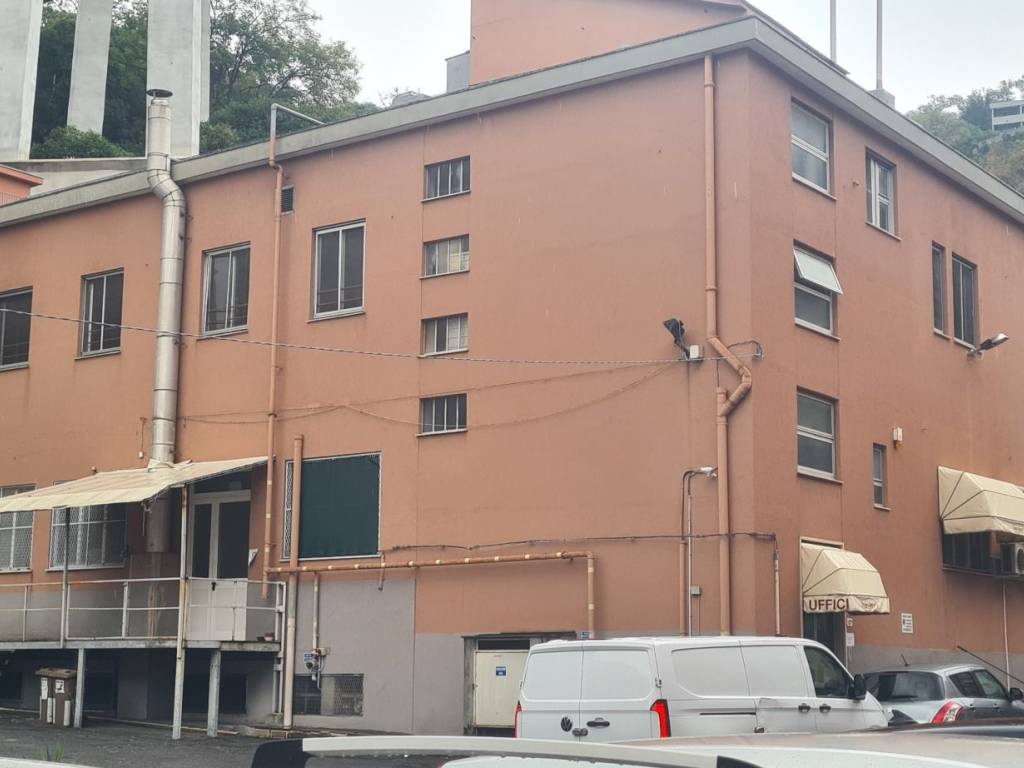 locale commerciale in vendita a Genova in zona Sampierdarena