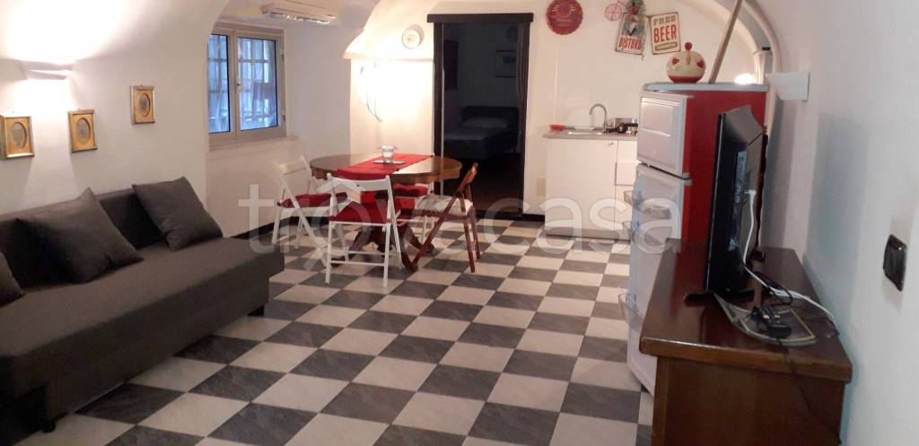 appartamento in vendita a Genova in zona Sottoripa / Maddalena / Molo