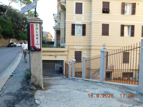 locale commerciale in vendita a Genova in zona Sturla