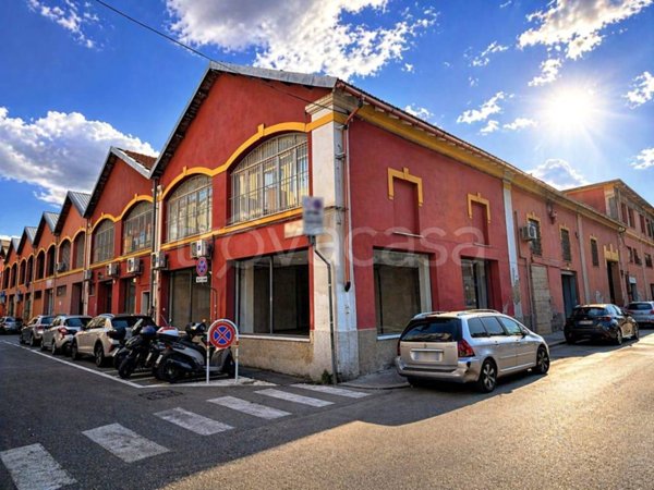 locale commerciale in vendita a Genova in zona Sestri Ponente