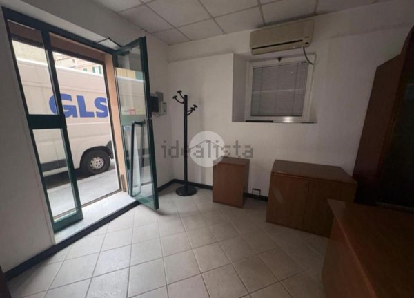 locale commerciale in vendita a Genova in zona Sestri Ponente