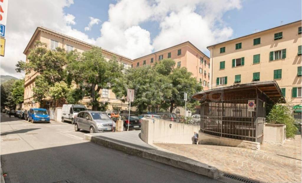 box auto in vendita a Genova in zona Sestri Ponente