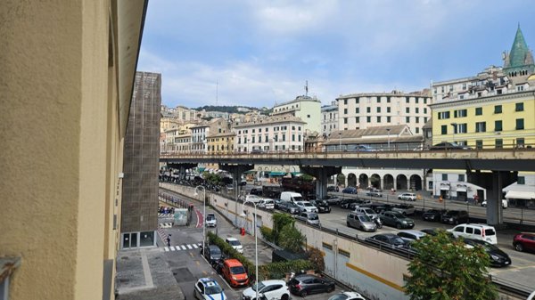 appartamento in vendita a Genova in zona Sottoripa / Maddalena / Molo