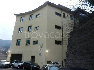 locale commerciale in vendita a Genova in zona Staglieno