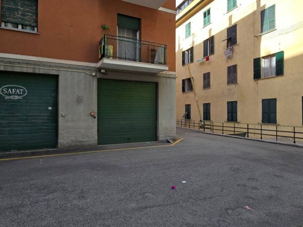 locale commerciale in vendita a Genova in zona Marassi