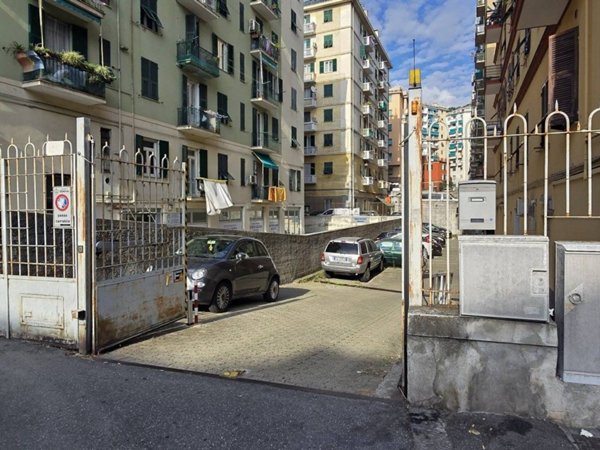 box auto in vendita a Genova in zona Marassi
