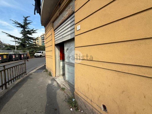locale commerciale in vendita a Genova in zona Sestri Ponente