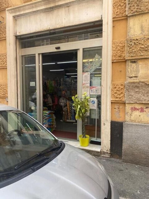 locale commerciale in vendita a Genova in zona Sampierdarena