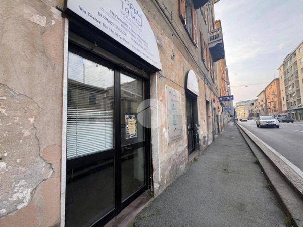 locale commerciale in vendita a Genova in zona Sestri Ponente