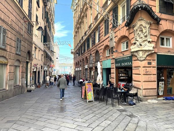 locale commerciale in vendita a Genova in zona Centro Storico