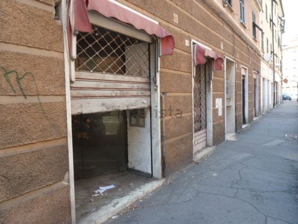 locale commerciale in vendita a Genova in zona Certosa