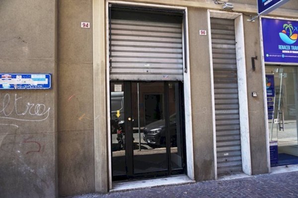 locale commerciale in vendita a Genova in zona Sampierdarena
