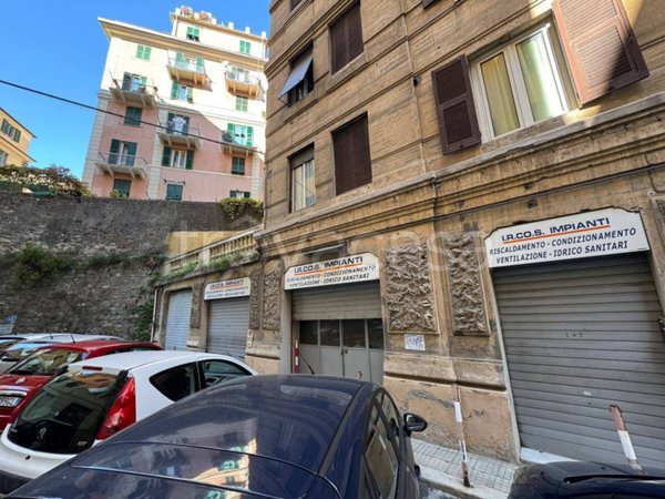 locale commerciale in vendita a Genova in zona Sampierdarena